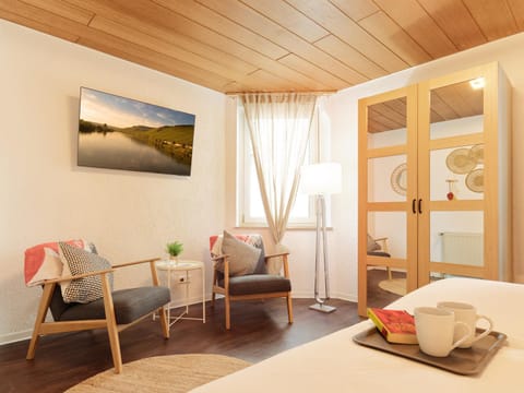 Bed, TV and multimedia, Living room, Photo of the whole room, Seating area, Dining area, Bedroom