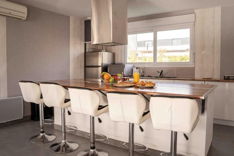 Property building, Kitchen or kitchenette, Living room