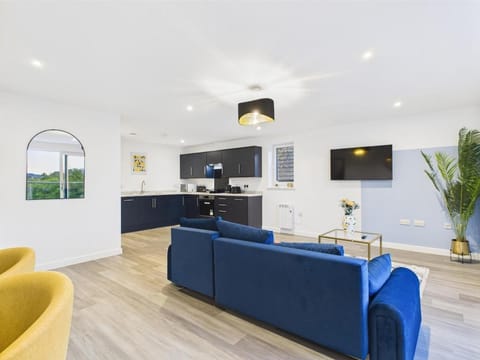 TV and multimedia, Kitchen or kitchenette, Living room, Seating area