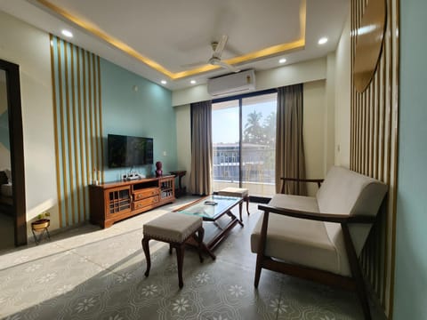 TV and multimedia, Living room, Seating area, air conditioner
