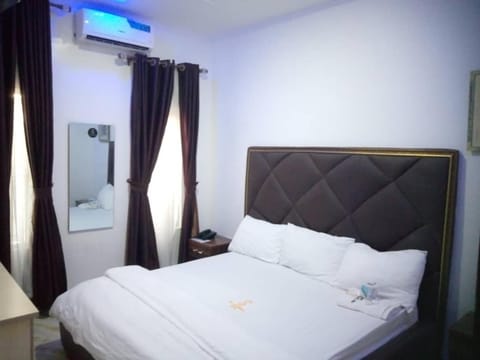 Bed, Bathroom, Photo of the whole room, Bedroom, towels