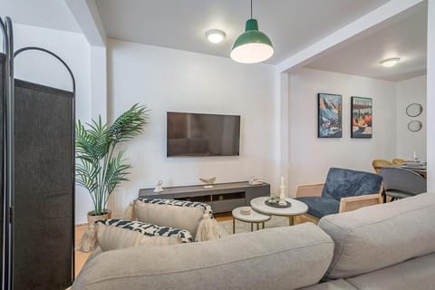 Communal lounge/ TV room, TV and multimedia, Living room, Seating area, Dining area, Evening entertainment