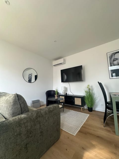 Communal lounge/ TV room, TV and multimedia, Living room, Seating area, air conditioner