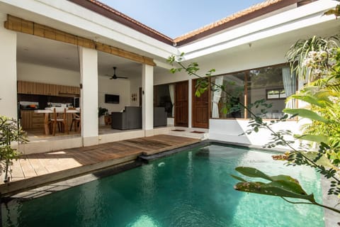 Property building, Day, Swimming pool