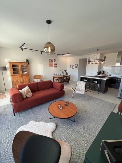 TV and multimedia, Kitchen or kitchenette, Living room, Seating area, Dining area, oven, stove