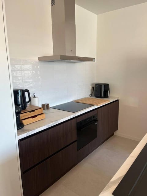 Coffee/tea facilities, Kitchen or kitchenette, stove