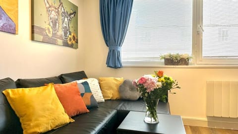 Central Apartment with 75inch TV Netflix Apartment in Andover