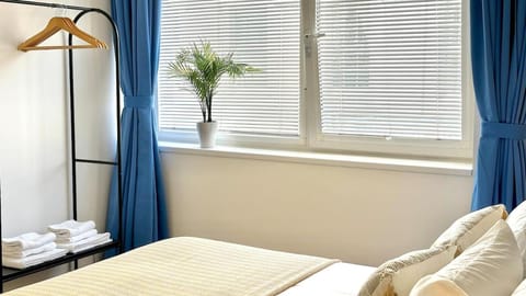 Central Apartment with 75inch TV Netflix Apartment in Andover