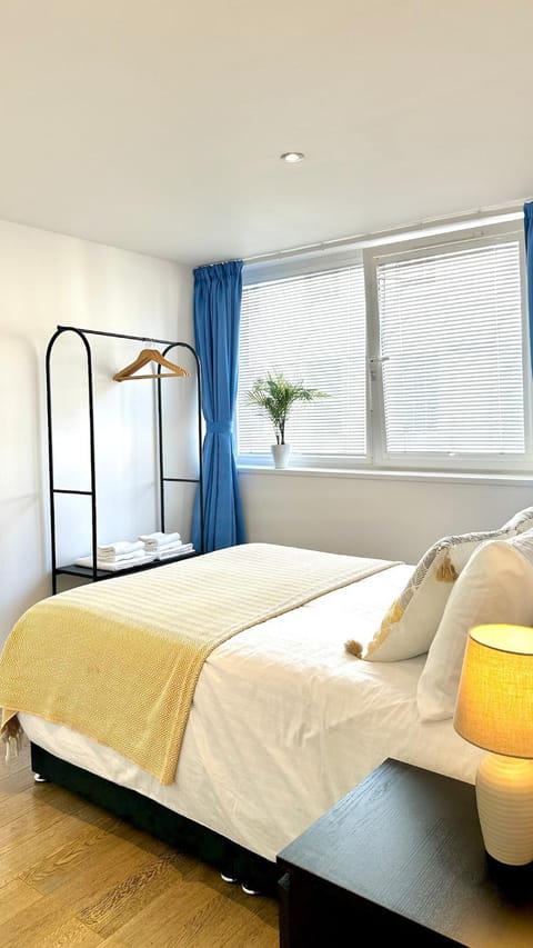 Central Apartment with 75inch TV Netflix Apartment in Andover