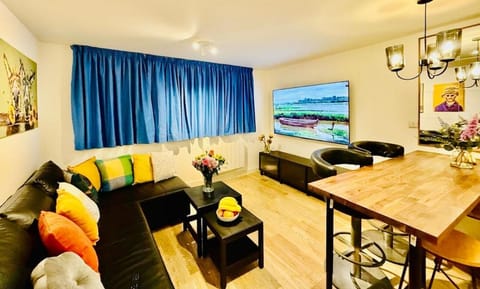 Central Apartment with 75inch TV Netflix Apartment in Andover