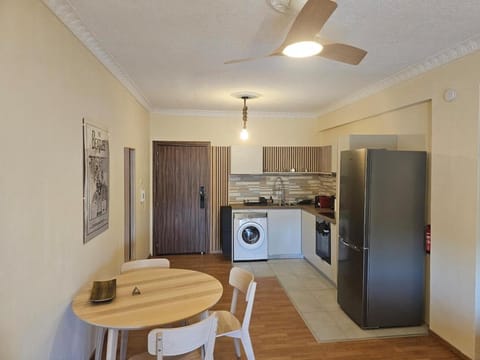 Kitchen or kitchenette, Dining area, oven, stove, washing machine
