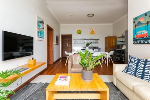 TV and multimedia, Kitchen or kitchenette, Living room, Seating area, Dining area