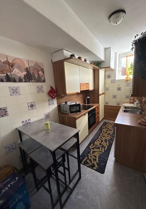 Kitchen or kitchenette, Dining area, oven, stove