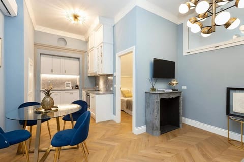 Communal lounge/ TV room, TV and multimedia, Kitchen or kitchenette, Living room, Seating area, Dining area, air conditioner