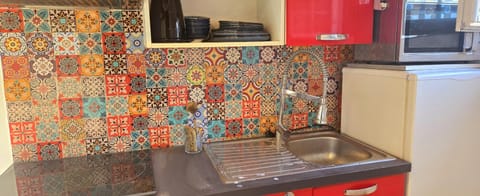 Kitchen or kitchenette, microwave, stove