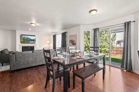 Spacious SIX Bedroom, Great Location House in Longmont