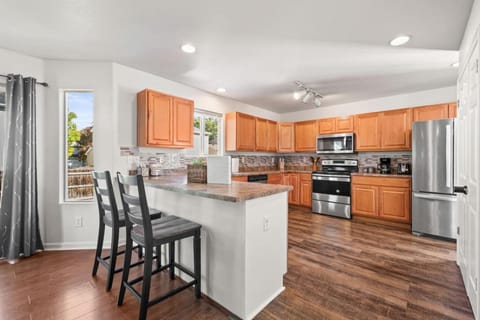 Spacious SIX Bedroom, Great Location House in Longmont