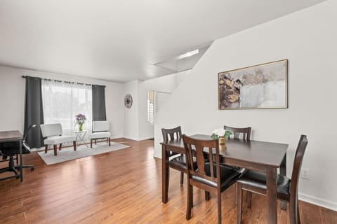 Spacious SIX Bedroom, Great Location House in Longmont