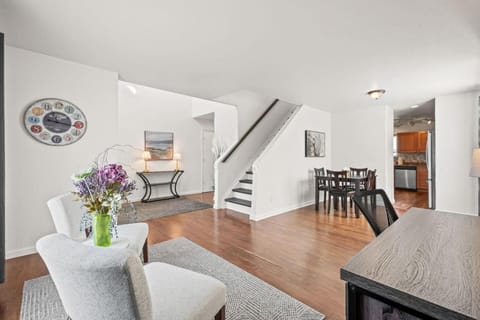 Spacious SIX Bedroom, Great Location House in Longmont