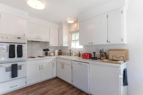 Coffee/tea facilities, Kitchen or kitchenette, dishwasher, oven, stove, toaster