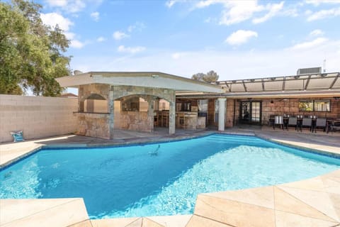 Property building, Patio, Day, Dining area, Pool view, Swimming pool, sunbed