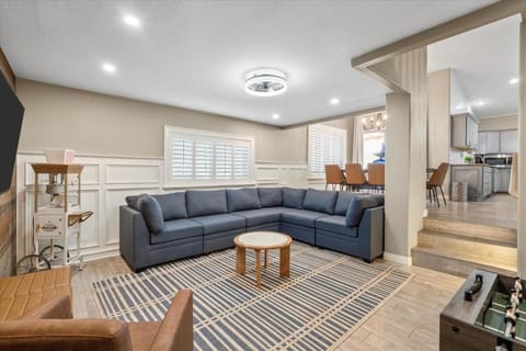 Kitchen or kitchenette, Living room, Seating area, Dining area, stove