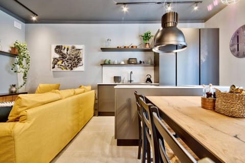 Property building, Kitchen or kitchenette, Living room, Seating area, Dining area, stove