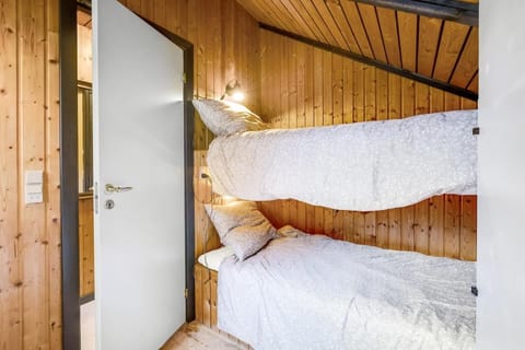 Stay in nature by the lake, Legoland, Unique nature cabin Cabin in Region of Southern Denmark