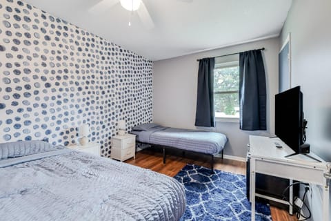 Bed, TV and multimedia, Bedroom