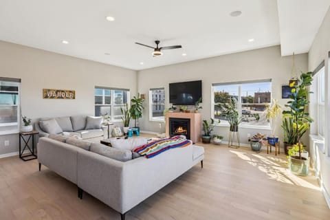 Family Fun Near Cedar Point - Rooftop Lake Views House in Sandusky