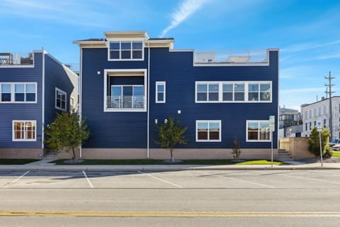 Family Fun Near Cedar Point - Rooftop Lake Views House in Sandusky