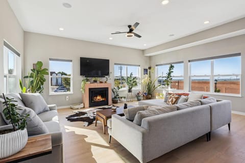 Family Fun Near Cedar Point - Rooftop Lake Views House in Sandusky