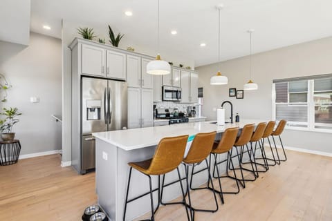 Family Fun Near Cedar Point - Rooftop Lake Views House in Sandusky