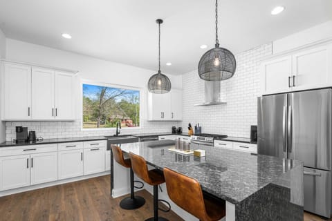 Emerald Overlook - Skyline Views & Rooftop Patio House in Nashville