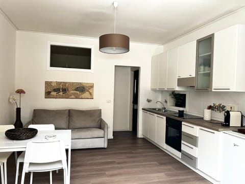 TV and multimedia, Coffee/tea facilities, Kitchen or kitchenette, Living room, Seating area, Dining area, oven, stove, toaster