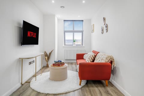 Communal lounge/ TV room, TV and multimedia, Living room, Seating area, Evening entertainment