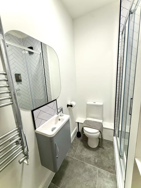 Shower, Toilet, Bathroom, towels