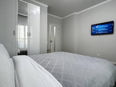 Bed, TV and multimedia, Photo of the whole room, Bedroom, wardrobe