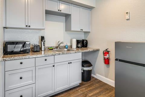 2 Mi to Chassahowitzka River! Cozy Resort Studio Apartment in Florida