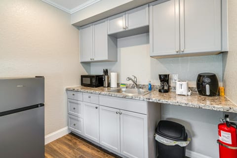 See the Manatees! Homosassa Studio 2 Mi to River Apartment in Florida