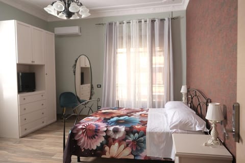 Bed, TV and multimedia, Photo of the whole room, wardrobe