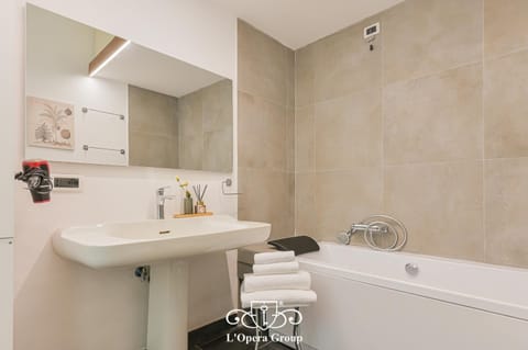 Bathroom, Bath, towels