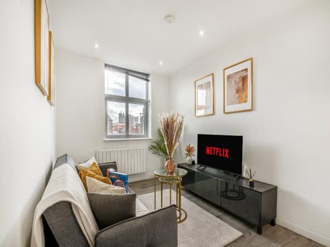 TV and multimedia, Living room, Seating area, Evening entertainment