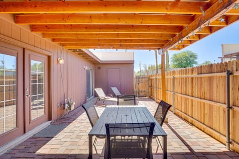 5 Mi to Dtwn Tucson Townhome with Pool Access! House in Tucson