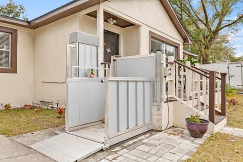 Pool Paradise, Fire Pit Evenings & Game Room House in Tampa