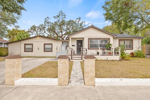 Pool Paradise, Fire Pit Evenings & Game Room House in Tampa