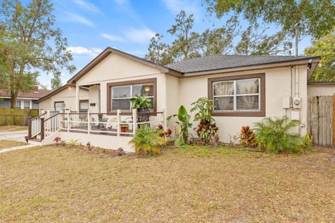 Pool Paradise, Fire Pit Evenings & Game Room House in Tampa