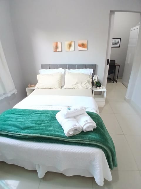 Casa c AR - condomínio prox ParkShopping Cpo Grande a 30 minutos do Recreio - camas de casal e solteiro House in Rio de Janeiro