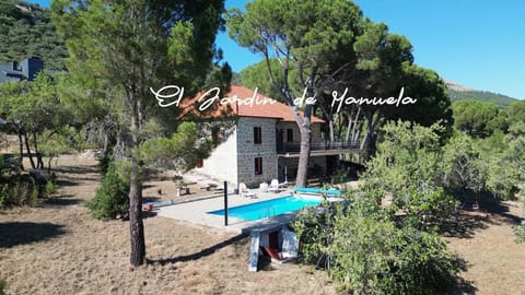 Property building, Natural landscape, Garden, Mountain view, Pool view, Swimming pool, sunbed