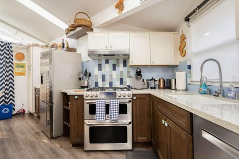 2 bedroom bungalow with hot tub House in Rio Del Mar